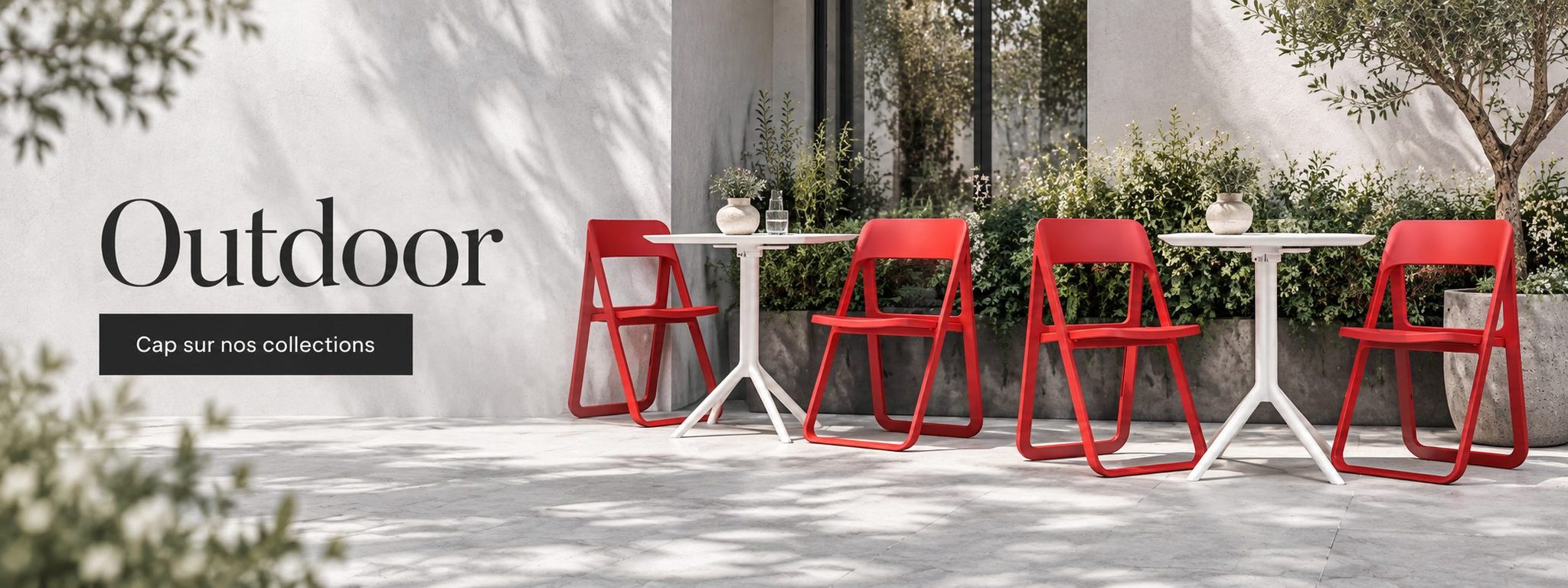 Mobilier outdoor, chaises pliantes rouges et tables CARAY